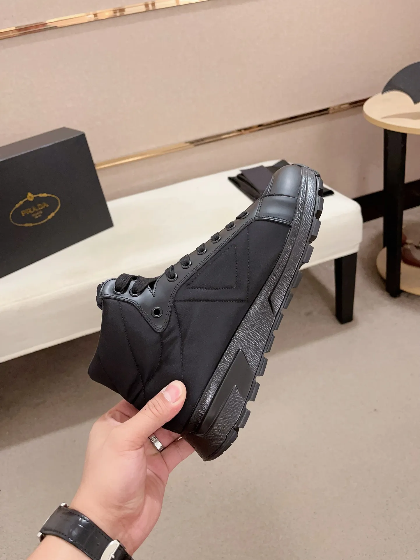 Men's shoes 💰 660💰 ✔️✔️✔️Top version High-quality new PRADA counters are launched simultaneously, new men's shoes, 😘fabrics are selected from first-layer cowhide and waterproof fabrics. Lining: Imported cowhide leather lining. 👍🏿High-end☄️Open-molded non-slip rubber outsole, exquisite lines, simple and elegant, comfortable and high-end for leisure travel. Number of yards: 38 to 44. Can be customized 45-46 non-returnable